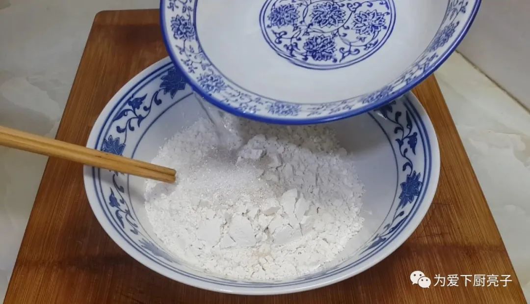 最近这蕉叶做法火了，锅里一炸，比面包馒头好吃，学会都能开店了