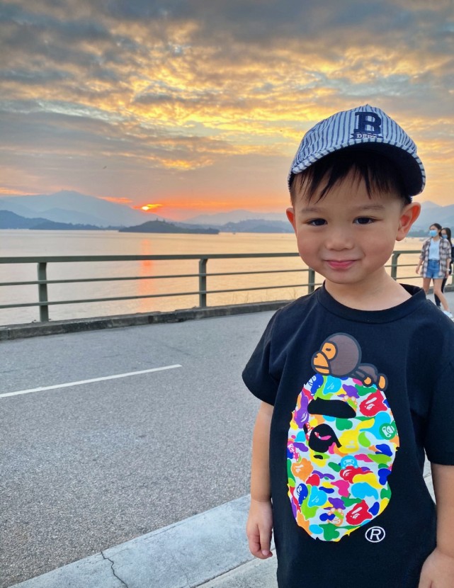 李乘德晒和儿子的日常，父子俩有爱相伴，一起散步看夕阳超惬意