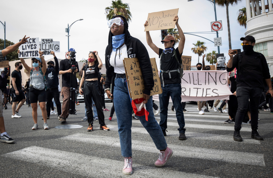 美著名富人区遭冲击，示威者首进白宫，亲美者