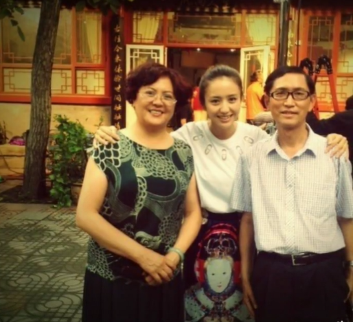 知情人曝佟丽娅父亲突发脑梗！已入院近两月治疗，近期动态疑证实