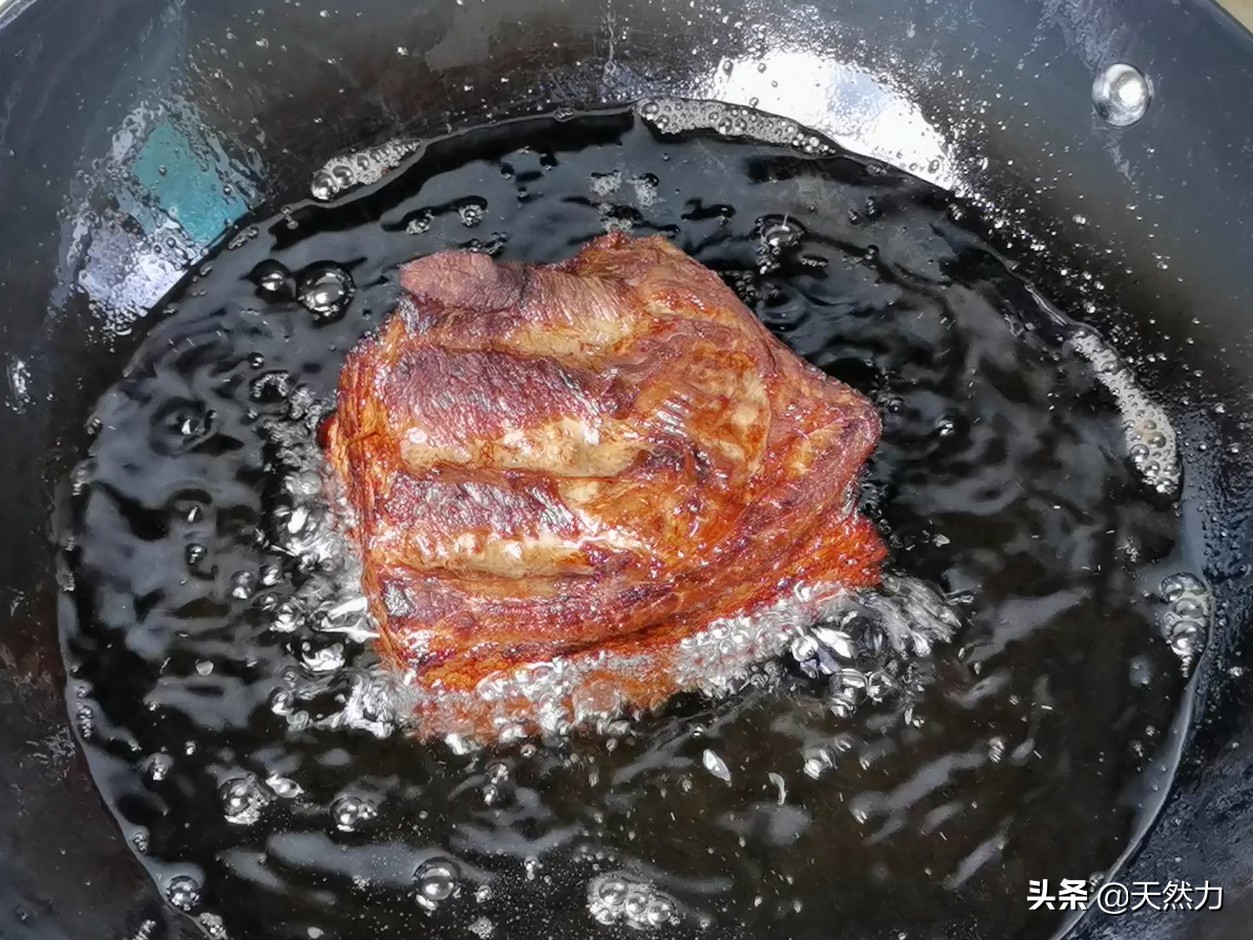 How to deep-fry the pork skin to make bubbles, the method is simple and easy to handle