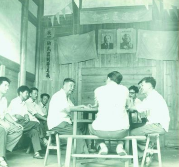 开国中将刘忠回乡寻母，却发现母亲沿街乞讨，痛哭大呼：儿不孝啊