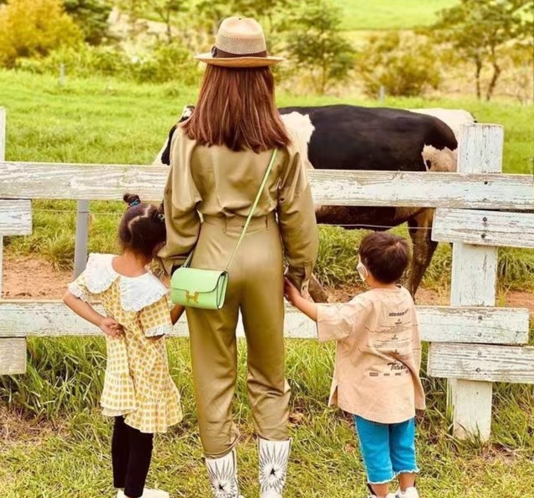 昆凌海滩度假笑容甜美，身材完全不像生过孩子，女儿打扮时髦