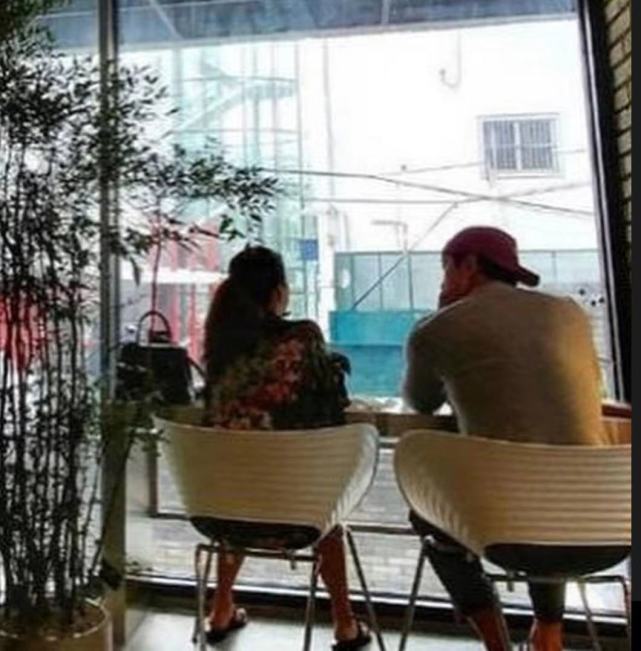 Rain金泰希街頭散步，相愛八年仍然熱戀，走路都抱得緊緊的