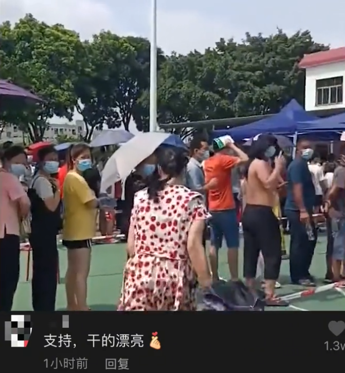 浙江两女子打疫苗插队，民警怒摔水瓶，霸气制止，网友直呼：干得漂亮