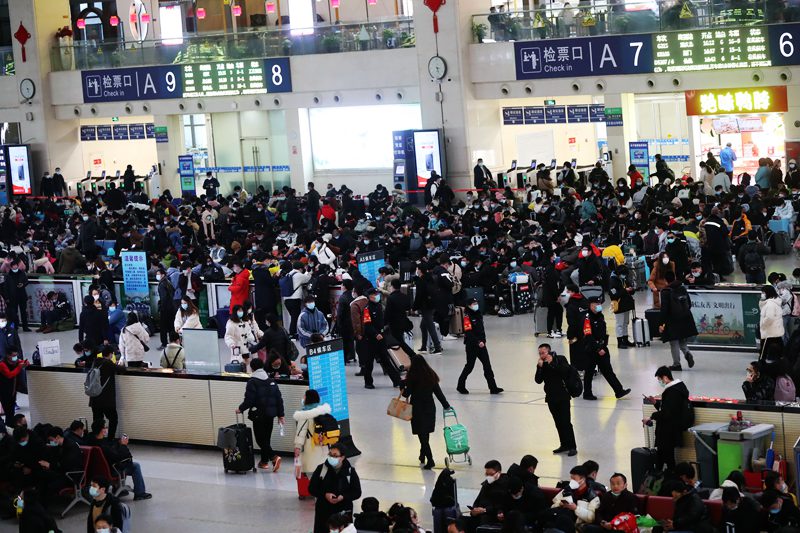 武汉铁路警方全力确保安全，2021年春运火车票今起开售