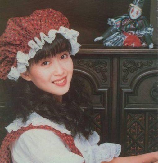 50岁孟庭苇罕晒近照，满头乌发肌肤白皙似少女，