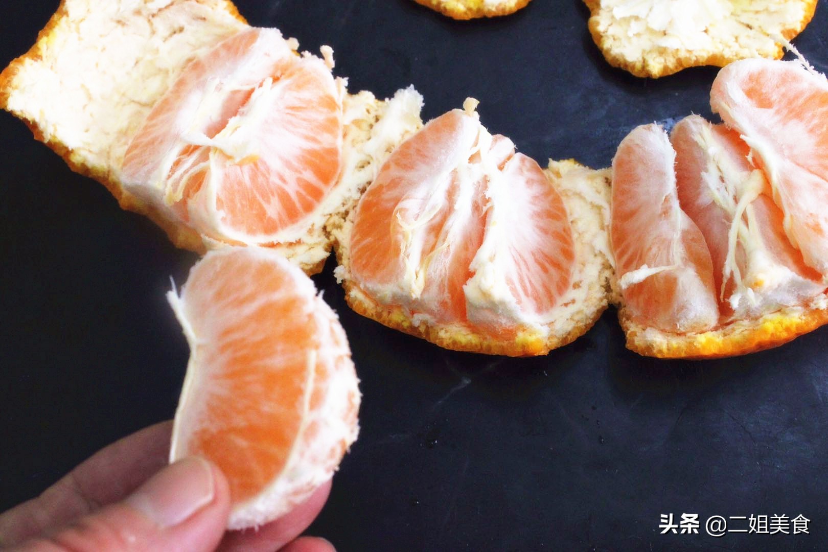 在橘子顶部开一个口，太聪明了，用途花钱买不到，简单还实用