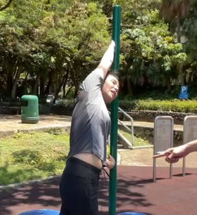 郑伊健夫妇首次直播，蒙嘉慧没生娃肚子却长两