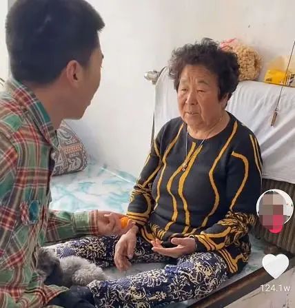 81岁姥爷收破烂，口吐芬芳，为何还获1.4亿点赞，
