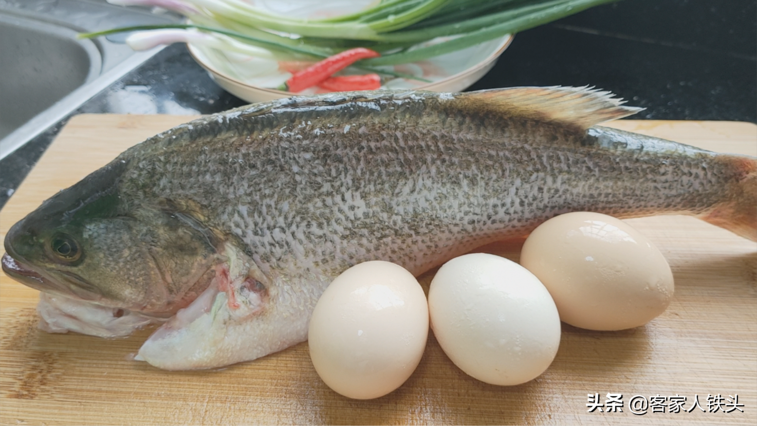 一條鱸魚3個蛋，不蒸不煮教你新吃法，香嫩好吃，孩子都主動添飯