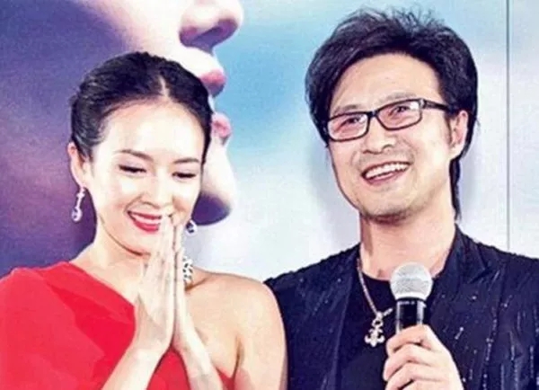 章子怡酒后手乱动，汪峰一脸尴尬不出声，她却