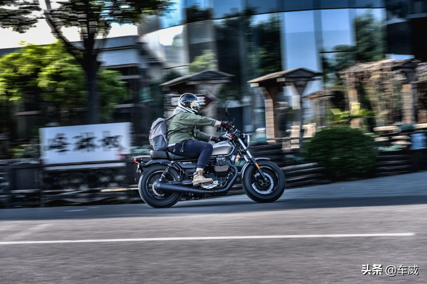 试驾横置双缸摩托——摩托古兹 V9 Bobber 纯正的意式大餐