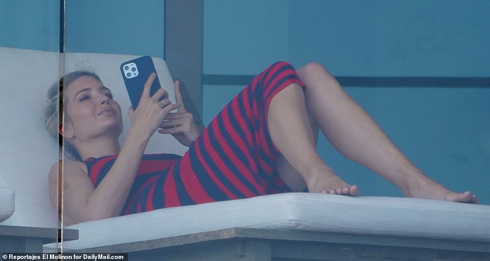 川普退休“妻离子散”？孤身曝再选总统，妻女