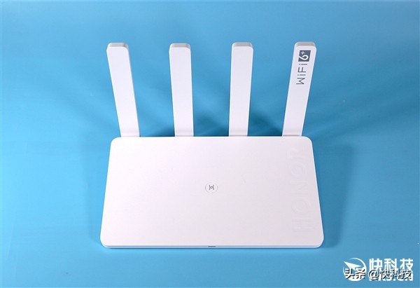 Wi-Fi 6 攻进200元之内！荣耀路由3拆箱图赏