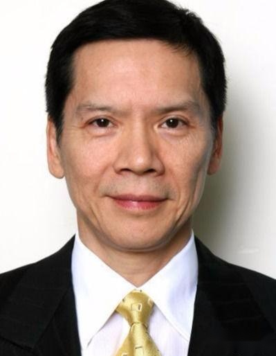 向华强能逼成龙下跪，打脸曾志伟，却不敢惹怒