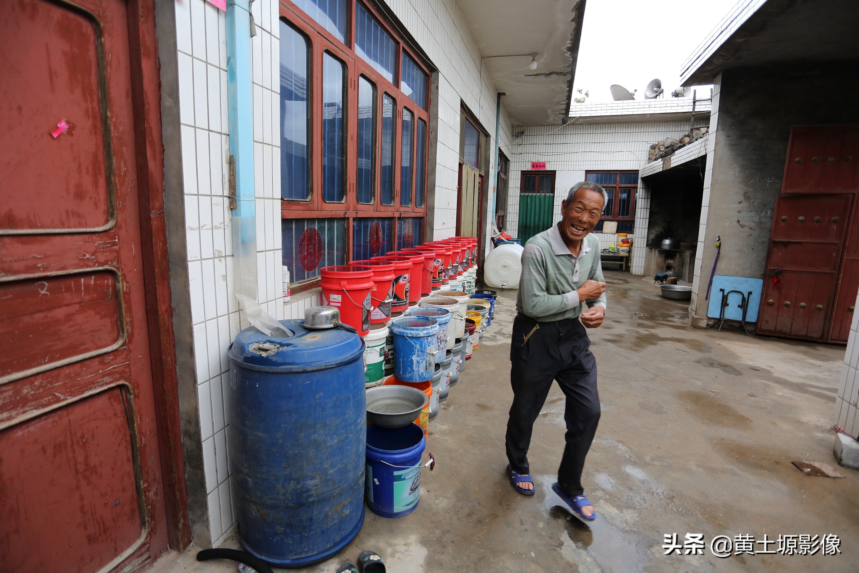 一场大雨过后，晋南农民一夜未睡存满了80桶雨水，他存水要干啥用