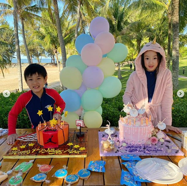 吳尊一家四口旅遊慶生，與老婆海邊擁吻甜如熱戀，浪漫幸福溢出屏