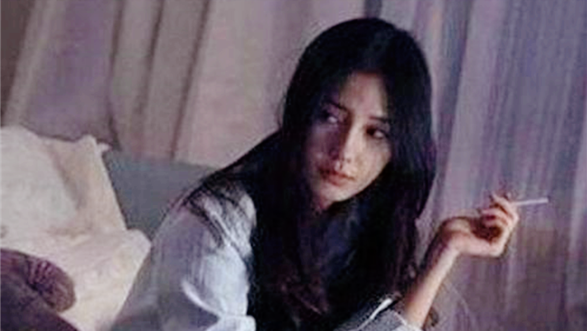 毛晓彤躲角落抽烟被拍，粉丝纷纷维护，杨颖抽