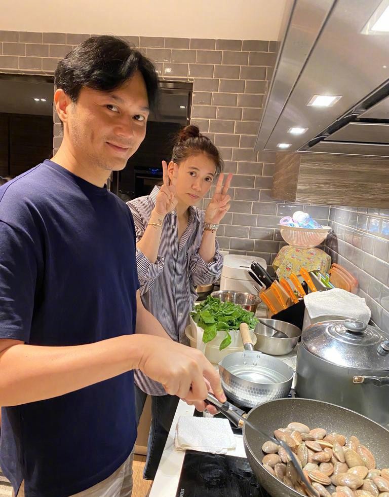 袁咏仪和普通中年人没啥差别，T恤配牛仔裤出游，简单却有气质