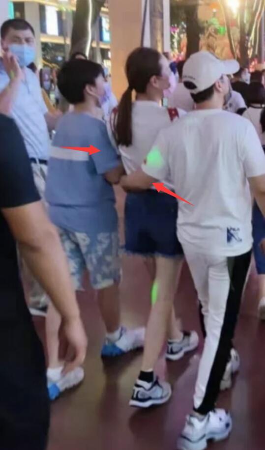 甄子丹一家四口逛街被偶遇，17岁女儿牵爸爸手，甄子丹搂娇妻超甜