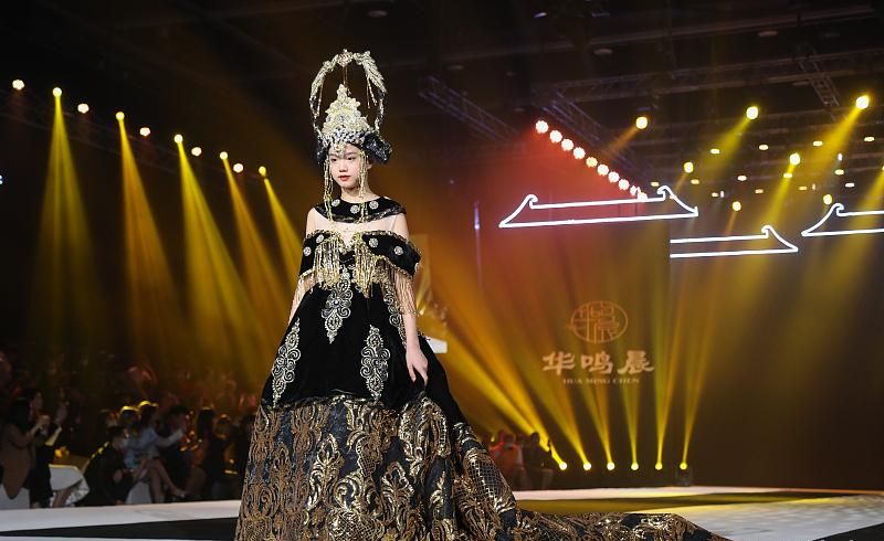 鐘麗緹13歲次女長開，與甜馨撞造型變女王，考拉“嫦娥”造型美翻