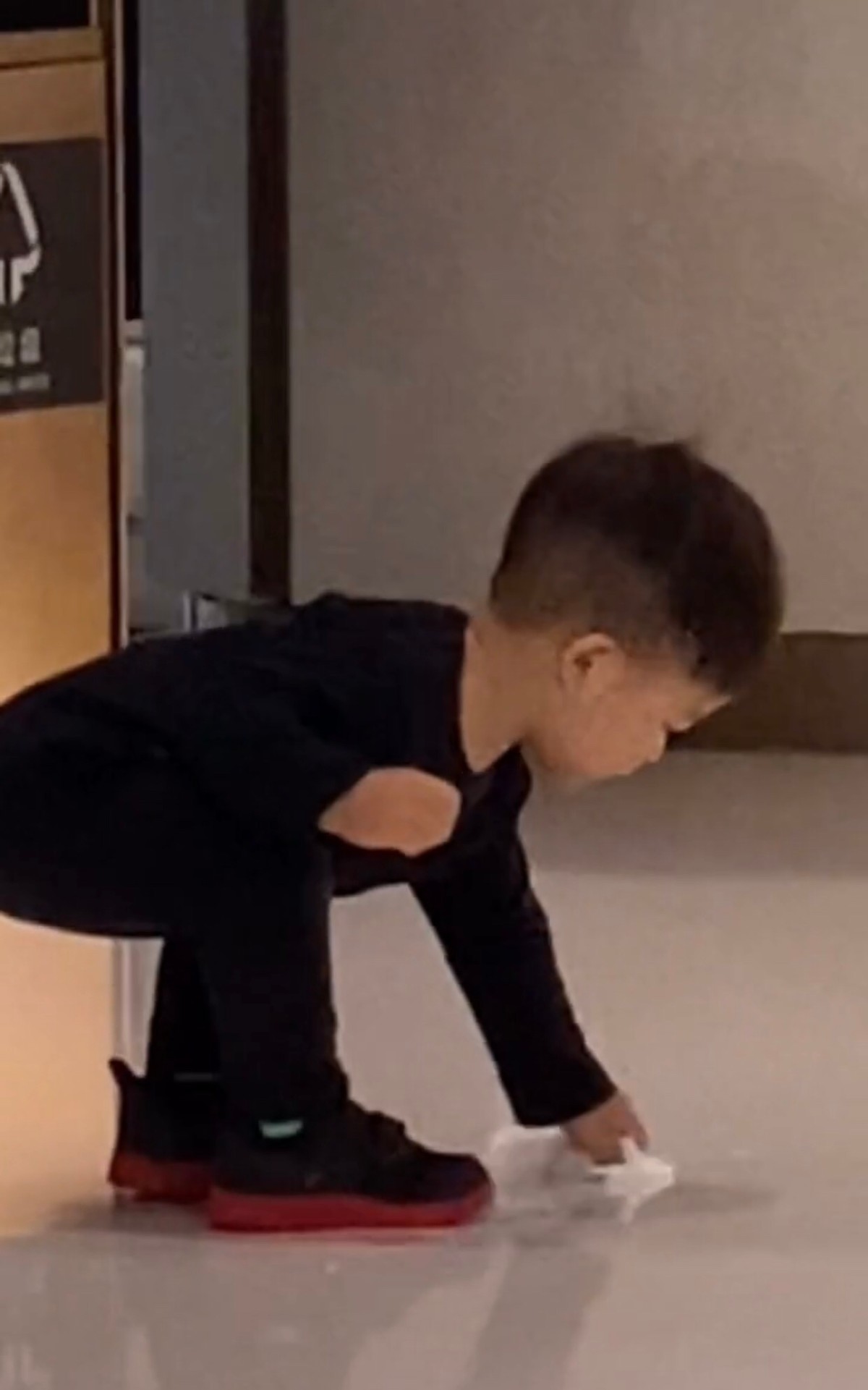 蔡少芬教兒子丟垃圾，小傢伙跪地擦地板超可愛，星二代一點不嬌氣