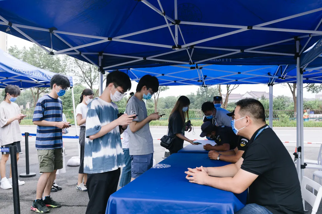 直击开学“演练”现场,接站、入校是这样的