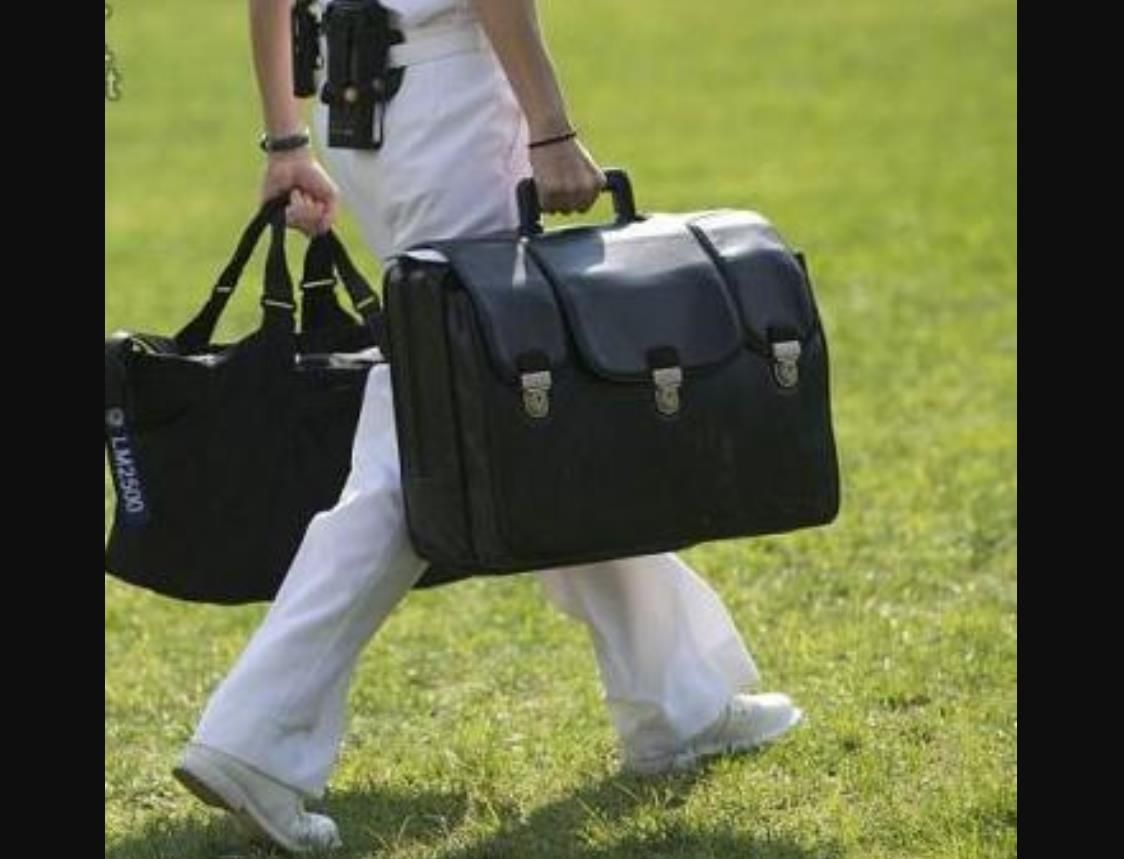 美国总统只要打开核手提箱，按下核按钮，就能