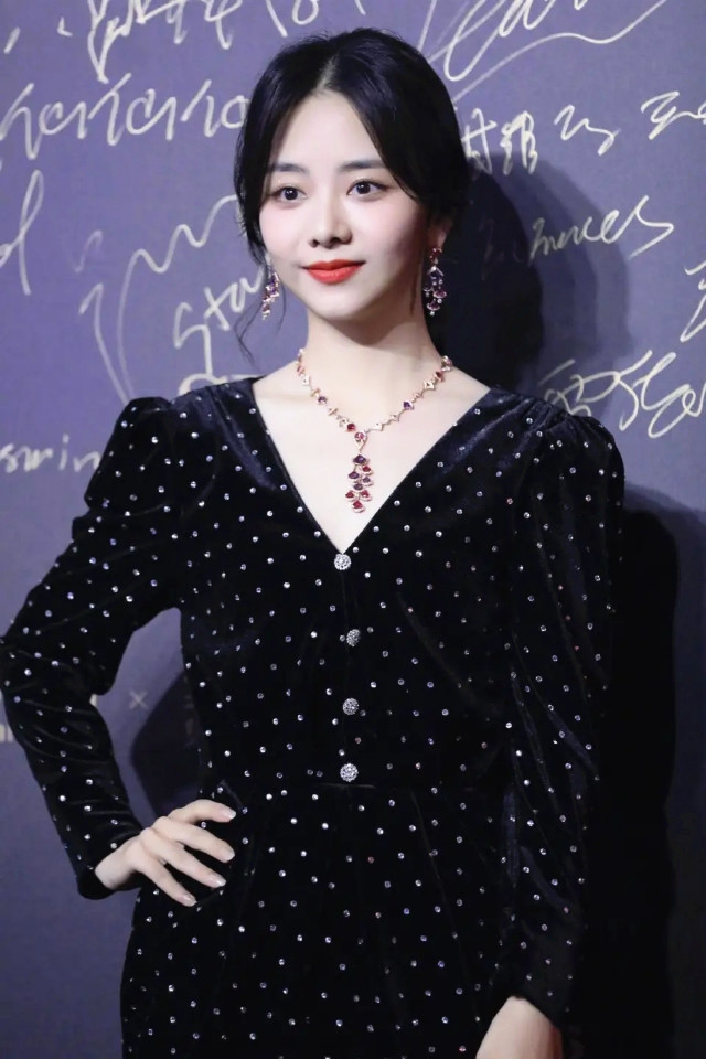 李菲兒穿絲絨外套優(yōu)雅迷人 V領風格秀美肩 減齡劉海是亮點