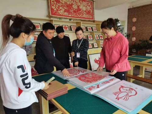 调兵山第十一小学举办庆“六一”剪刻纸作品展(图2)