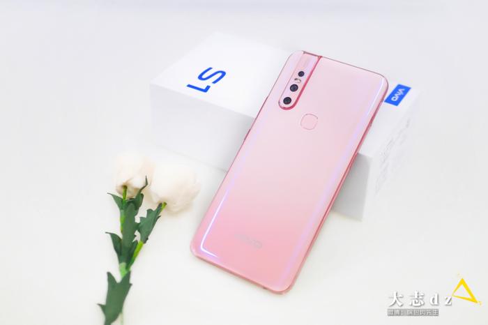 vivo S1 | 美，确实迷人，旗舰级表面下的新奇作用