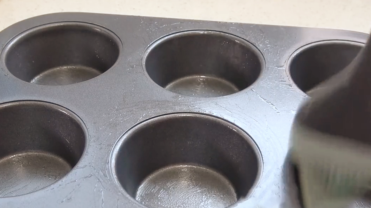 想吃小蛋糕不用買，4個雞蛋半碗麵粉，教你簡易做法，蓬鬆又香甜