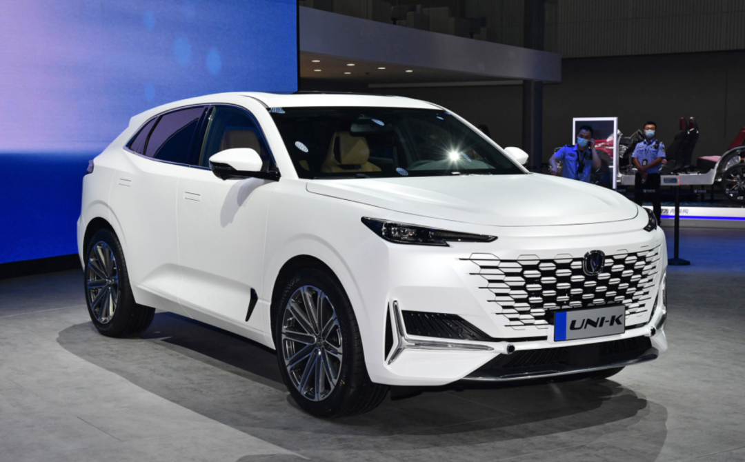 宾利第20万辆新车下线；奔驰EQS超大屏幕内饰发布