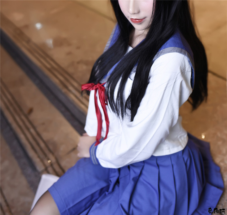 清新美少女打伞漫步夏日细雨中