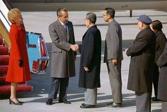 尼克松结束访华后，带回茅台酒向女儿展示，差