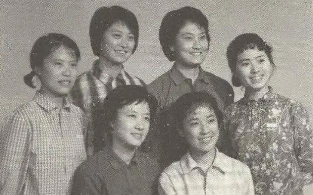 “国民大姐”敬一丹：嫁亿万富商，结婚40年，女