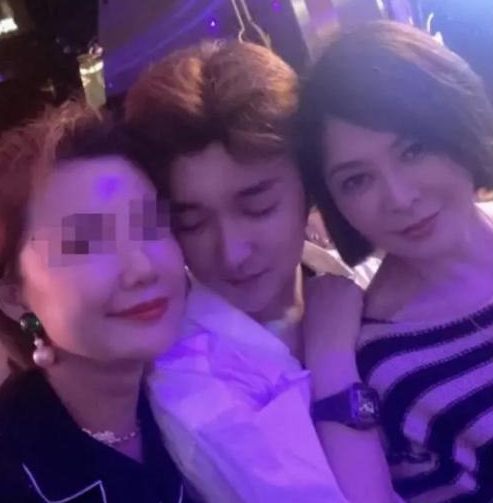 关之琳有新恋情？和小鲜肉聚餐娇羞撩发，半年