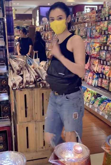 张柏芝逛超市被偶遇，背心配破洞牛仔裤超时髦，挥手打招呼很友善