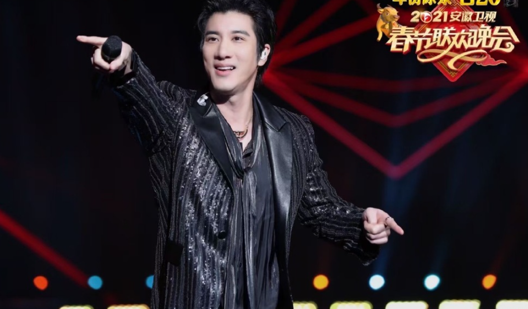 王力宏妻子李靚蕾專心帶娃，與三個兒女做手工，未受周群言論影響