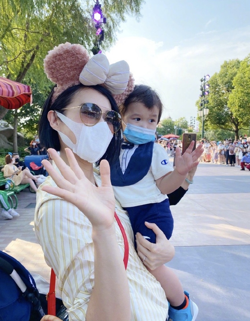 胡杏儿带娃打卡迪士尼，戴发箍凹造型少女感十足，儿子乖巧呆萌