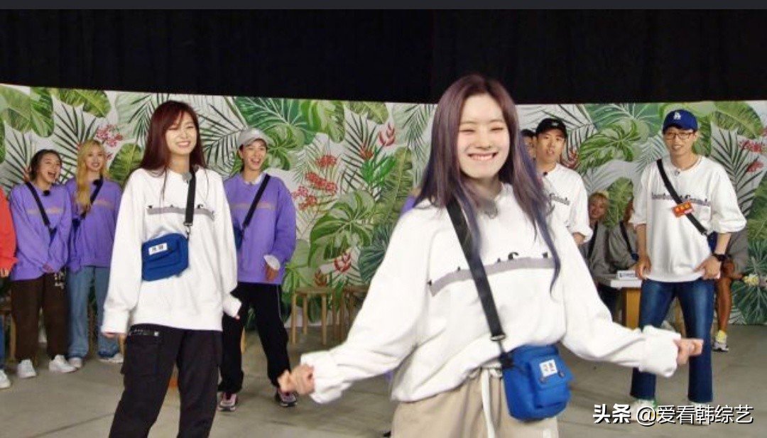 TWICE以破格的乱舞与《RM》成员展开乱舞对决，现