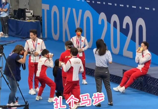 全红婵化身摄影师！郭晶晶一边苦等，为她戴金牌，陈芋汐没这待遇