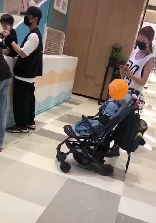 蔡少芬公园遛娃，2岁鱼蛋撸起袖子拿着竹竿，似执剑行侠仗义萌翻