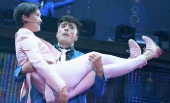 李宇春为什么叫“春哥”，看完照片就明白了：