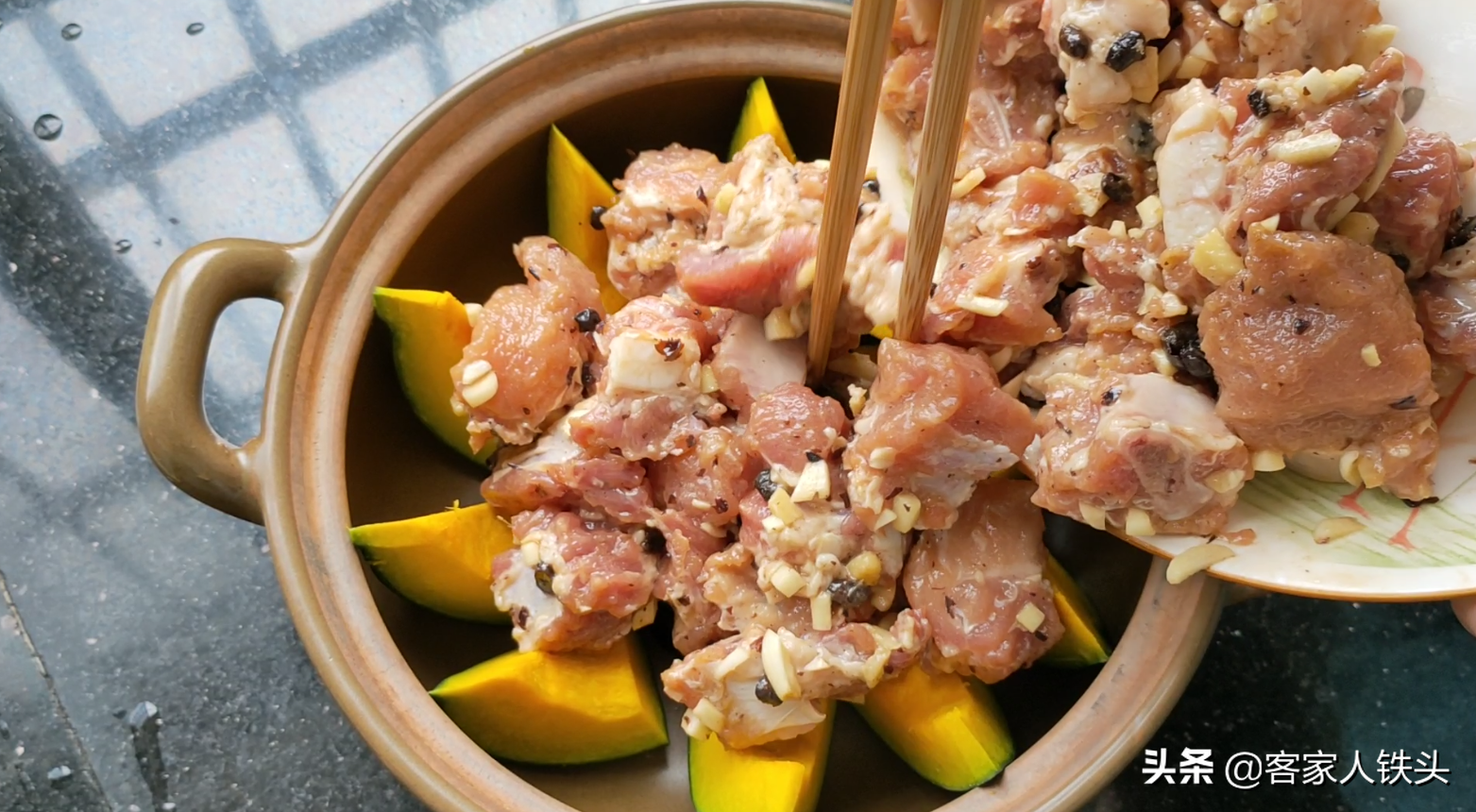 天越冷越愛吃一鍋南瓜排骨煲，口感嫩滑做法簡單，孩子搶著吃南瓜