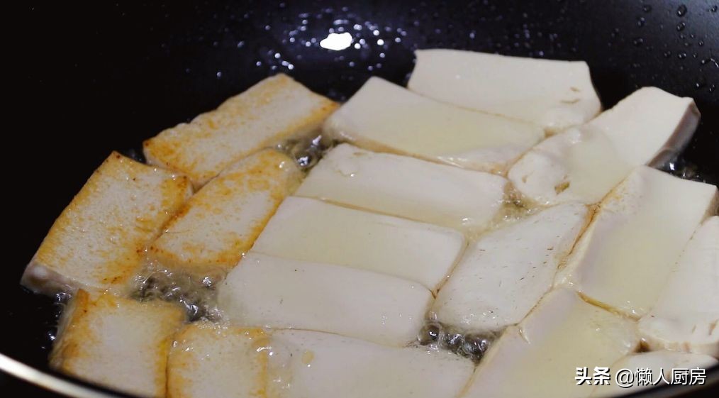 茄子和豆腐放在一起煮，會碰撞出什麼美味，天涼了就愛吃砂鍋菜