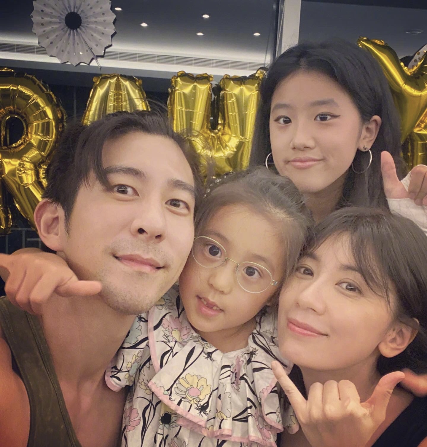 贾静雯晒女儿近照，梧桐妹成熟咘咘美如洋娃娃，孩子是父母老师？