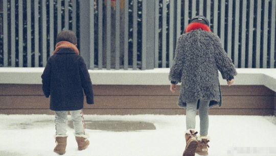 孫莉曬與兒女玩雪照，7歲多妹氣質出眾，網友卻分不清媽媽和女兒