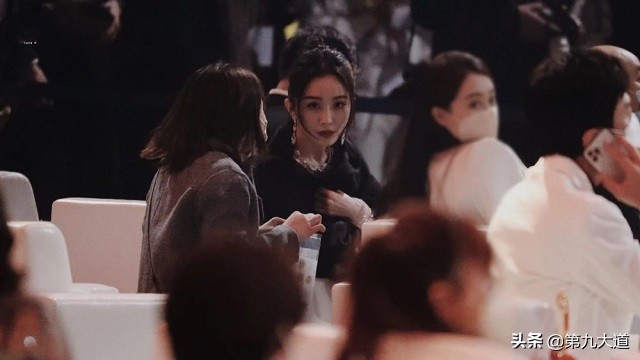 张小斐爆红，各路明星大咖主动搭话，杨幂直接